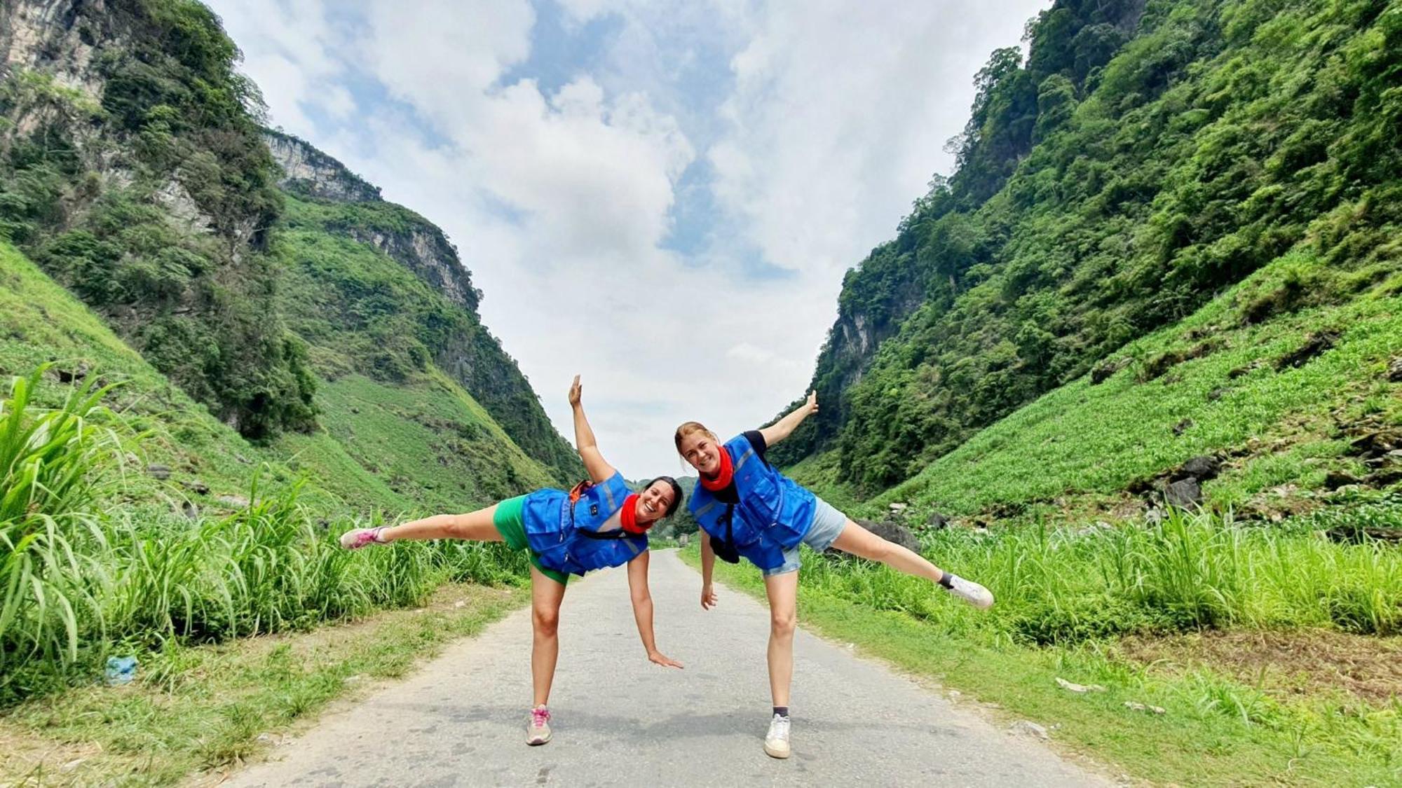 Yolo Ha Giang Adventures, Motorbike And Loop Tours Hotell Exteriör bild