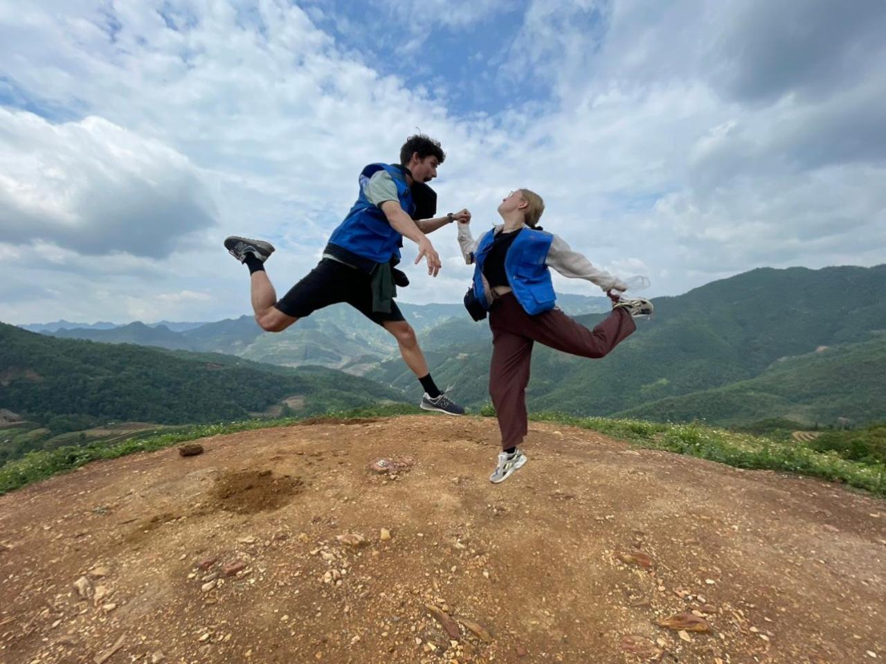 Yolo Ha Giang Adventures, Motorbike And Loop Tours Hotell Exteriör bild