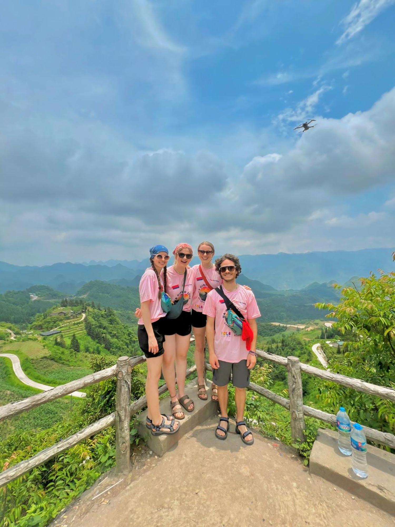 Yolo Ha Giang Adventures, Motorbike And Loop Tours Hotell Exteriör bild