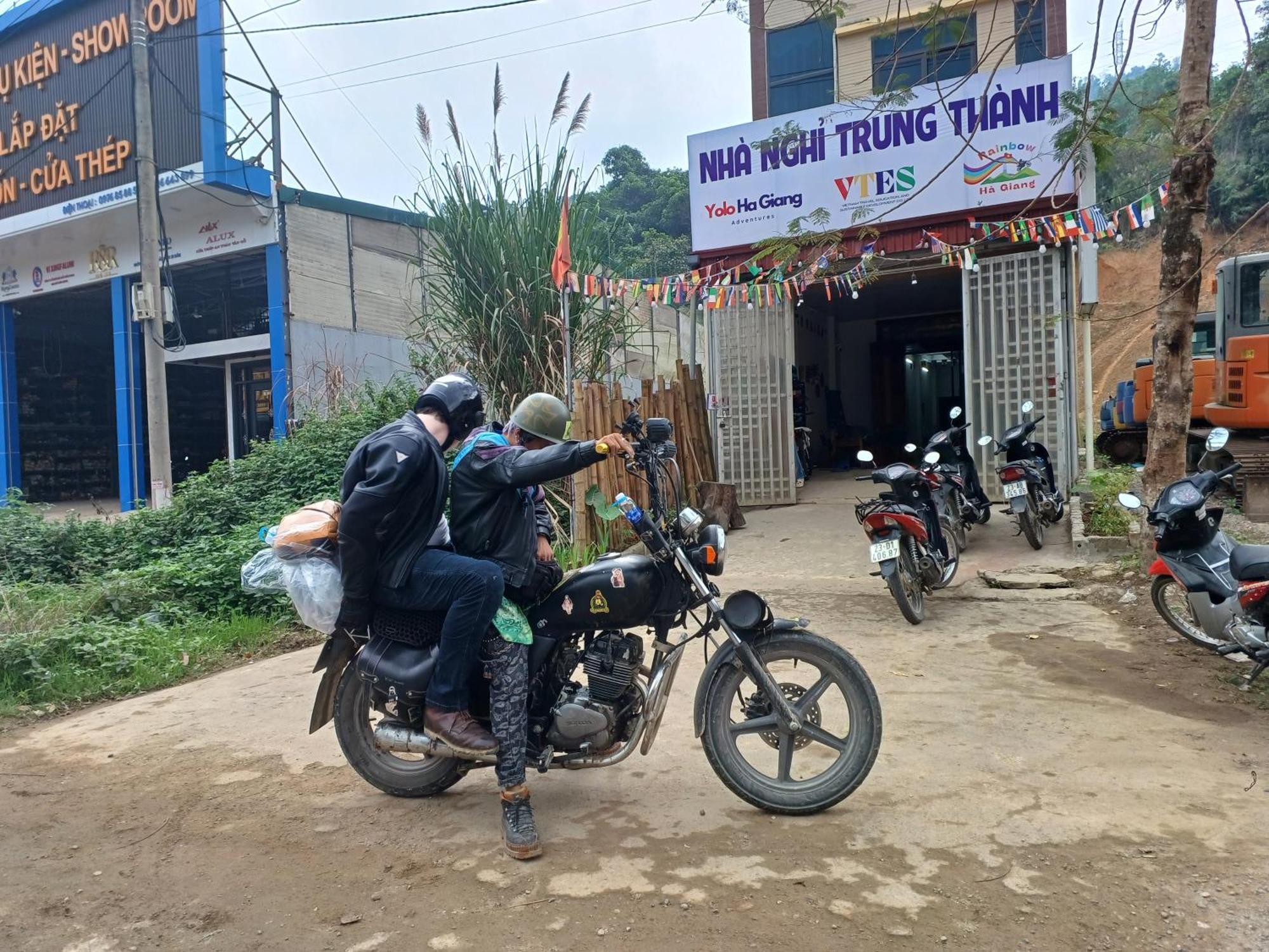 Yolo Ha Giang Adventures, Motorbike And Loop Tours Hotell Exteriör bild