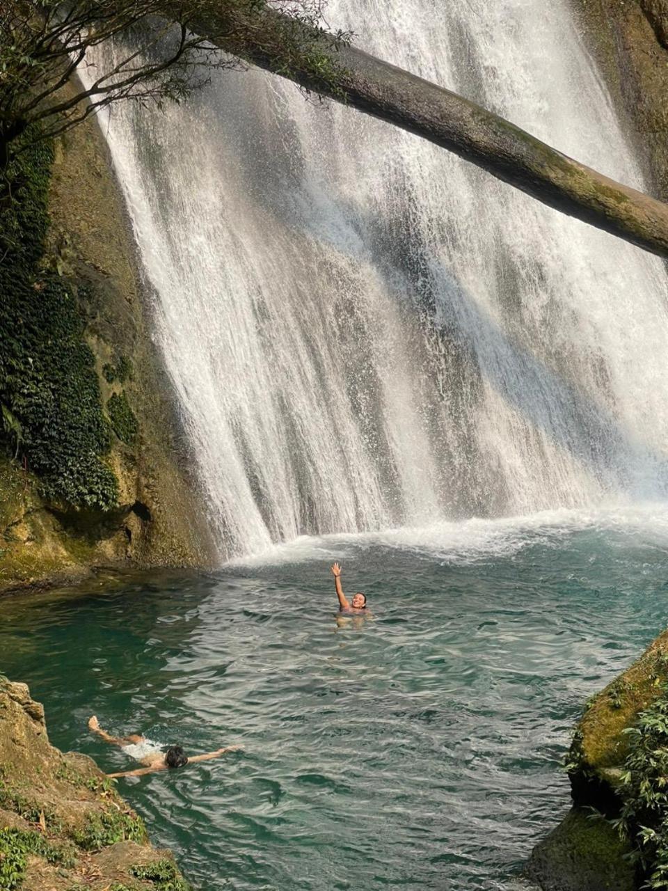 Yolo Ha Giang Adventures, Motorbike And Loop Tours Hotell Exteriör bild