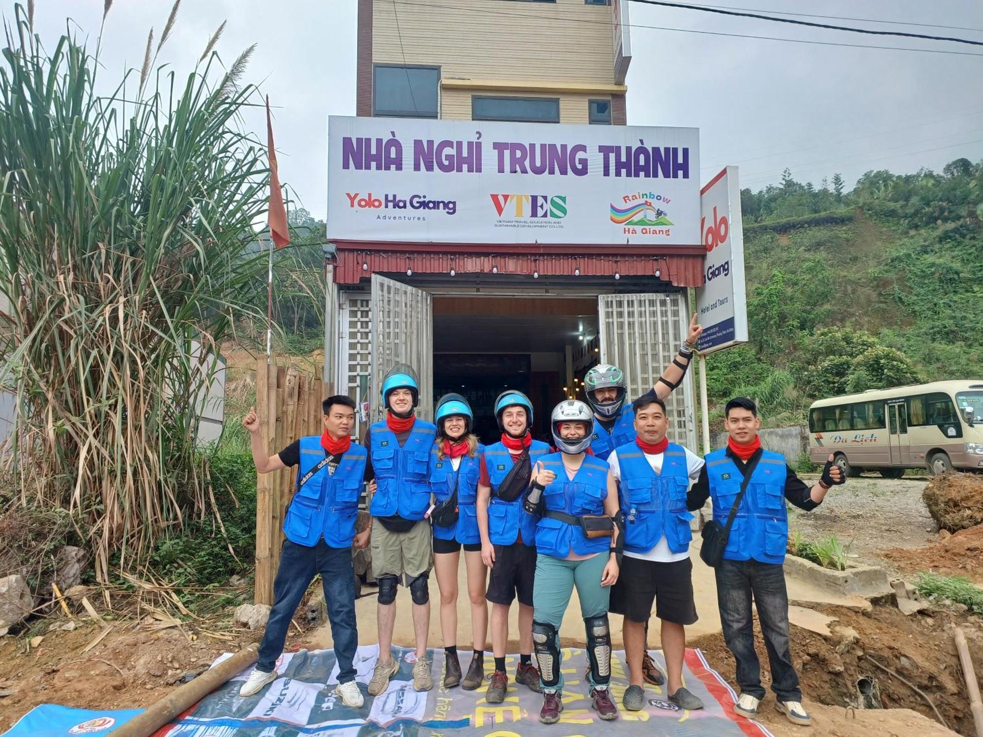 Yolo Ha Giang Adventures, Motorbike And Loop Tours Hotell Exteriör bild