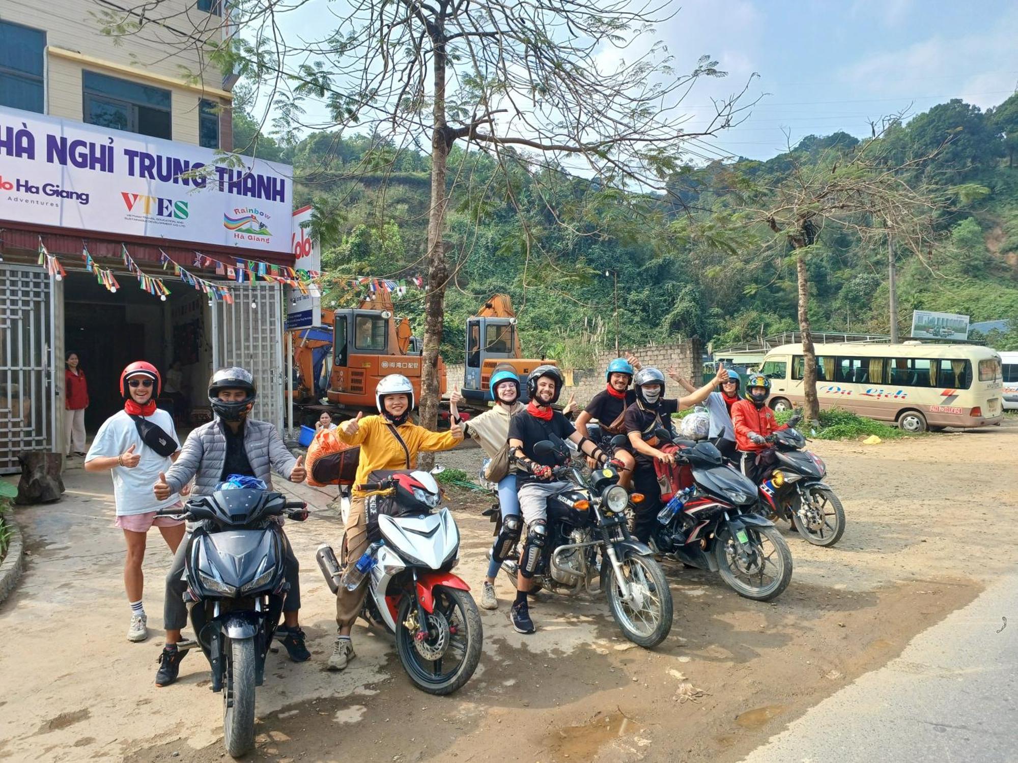 Yolo Ha Giang Adventures, Motorbike And Loop Tours Hotell Exteriör bild