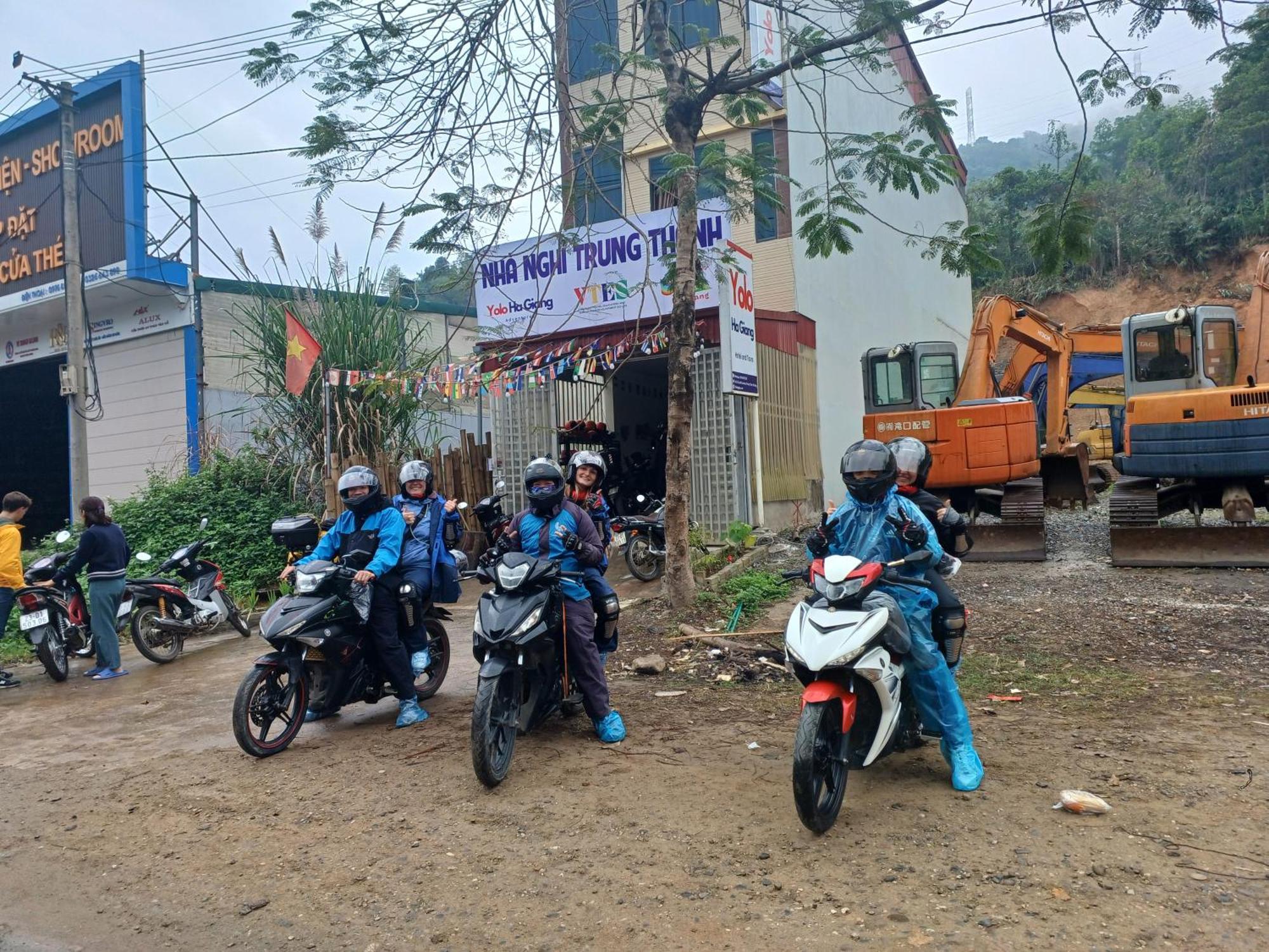 Yolo Ha Giang Adventures, Motorbike And Loop Tours Hotell Exteriör bild