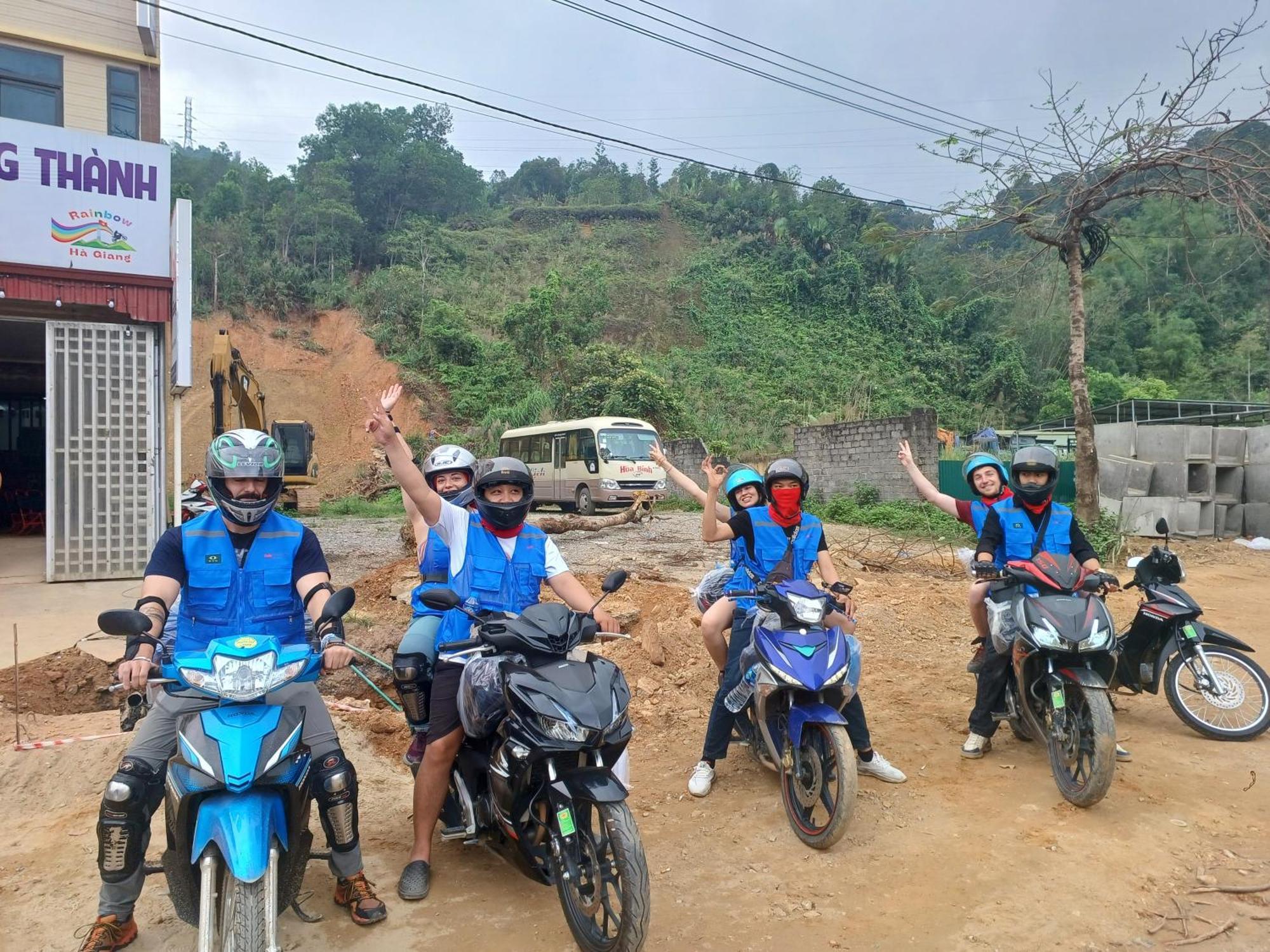 Yolo Ha Giang Adventures, Motorbike And Loop Tours Hotell Exteriör bild