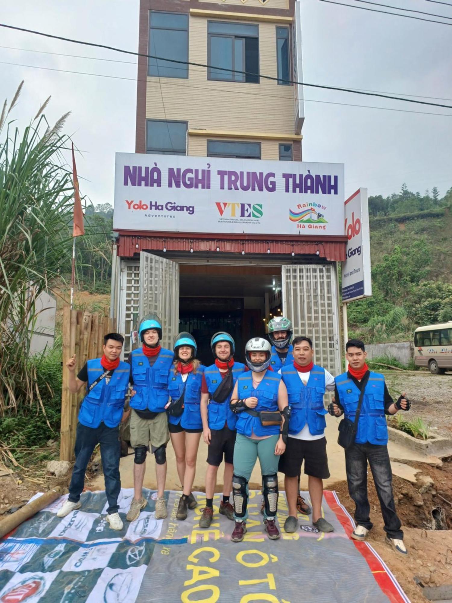 Yolo Ha Giang Adventures, Motorbike And Loop Tours Hotell Exteriör bild