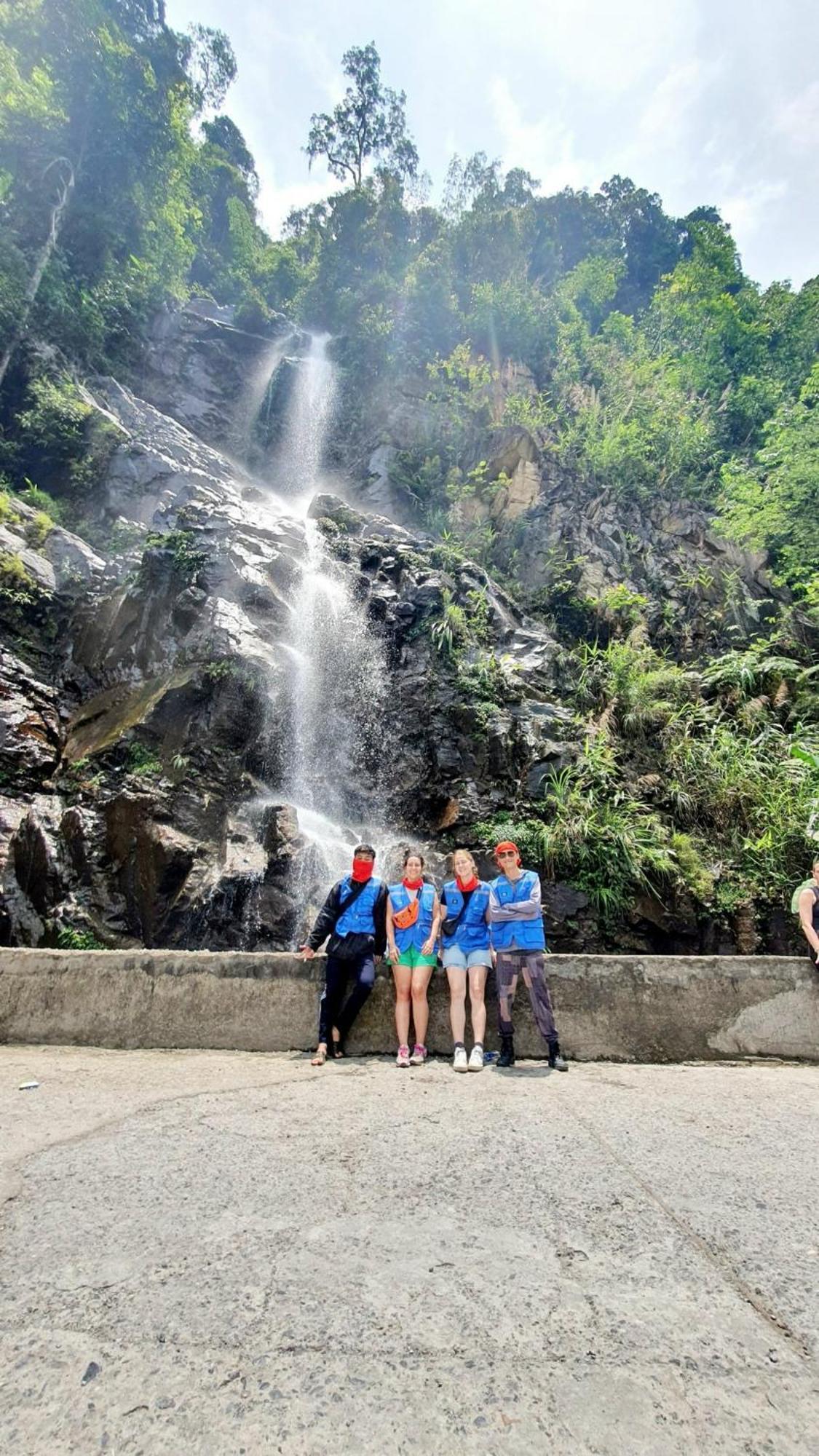 Yolo Ha Giang Adventures, Motorbike And Loop Tours Hotell Exteriör bild