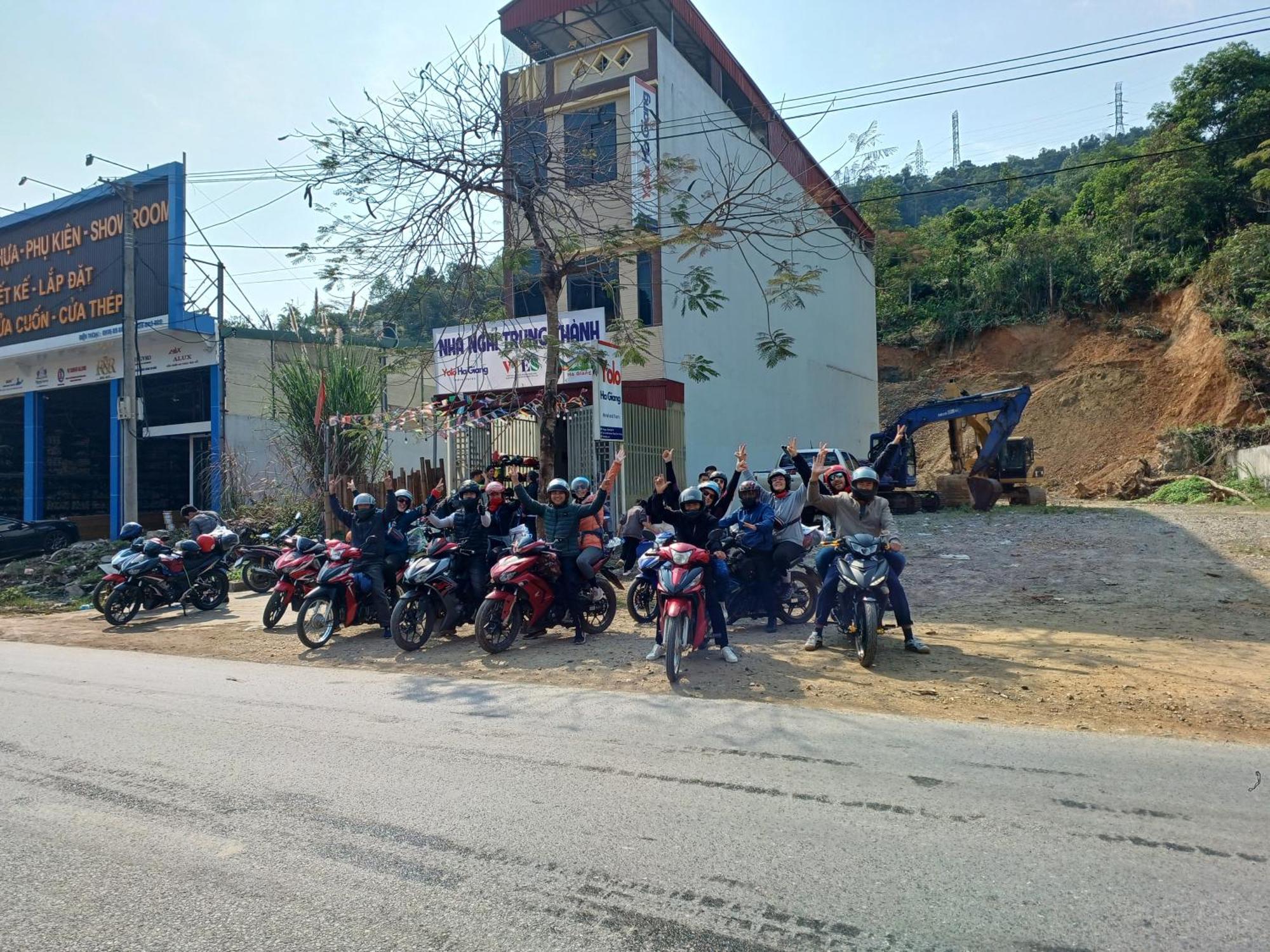 Yolo Ha Giang Adventures, Motorbike And Loop Tours Hotell Exteriör bild