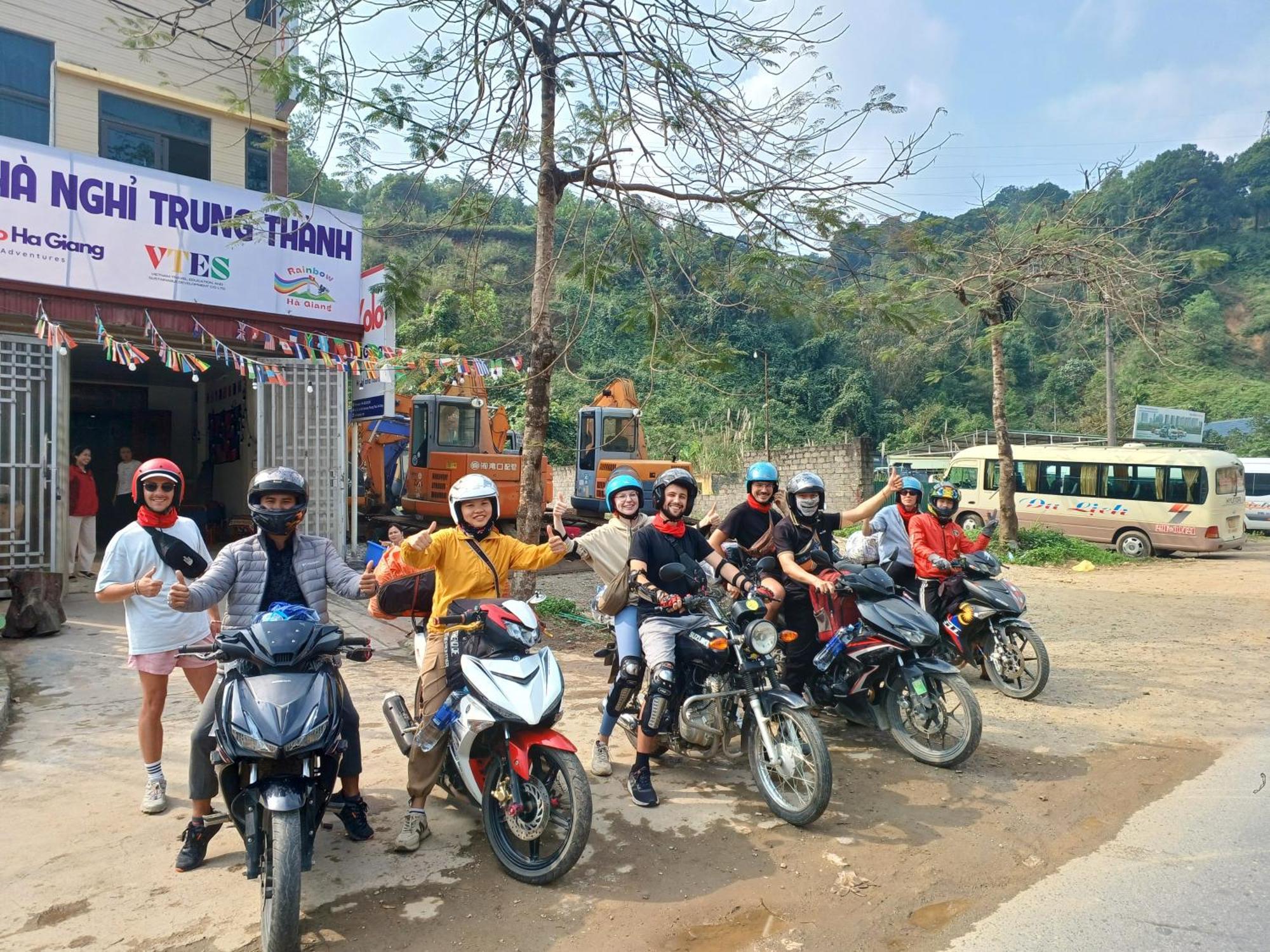 Yolo Ha Giang Adventures, Motorbike And Loop Tours Hotell Exteriör bild