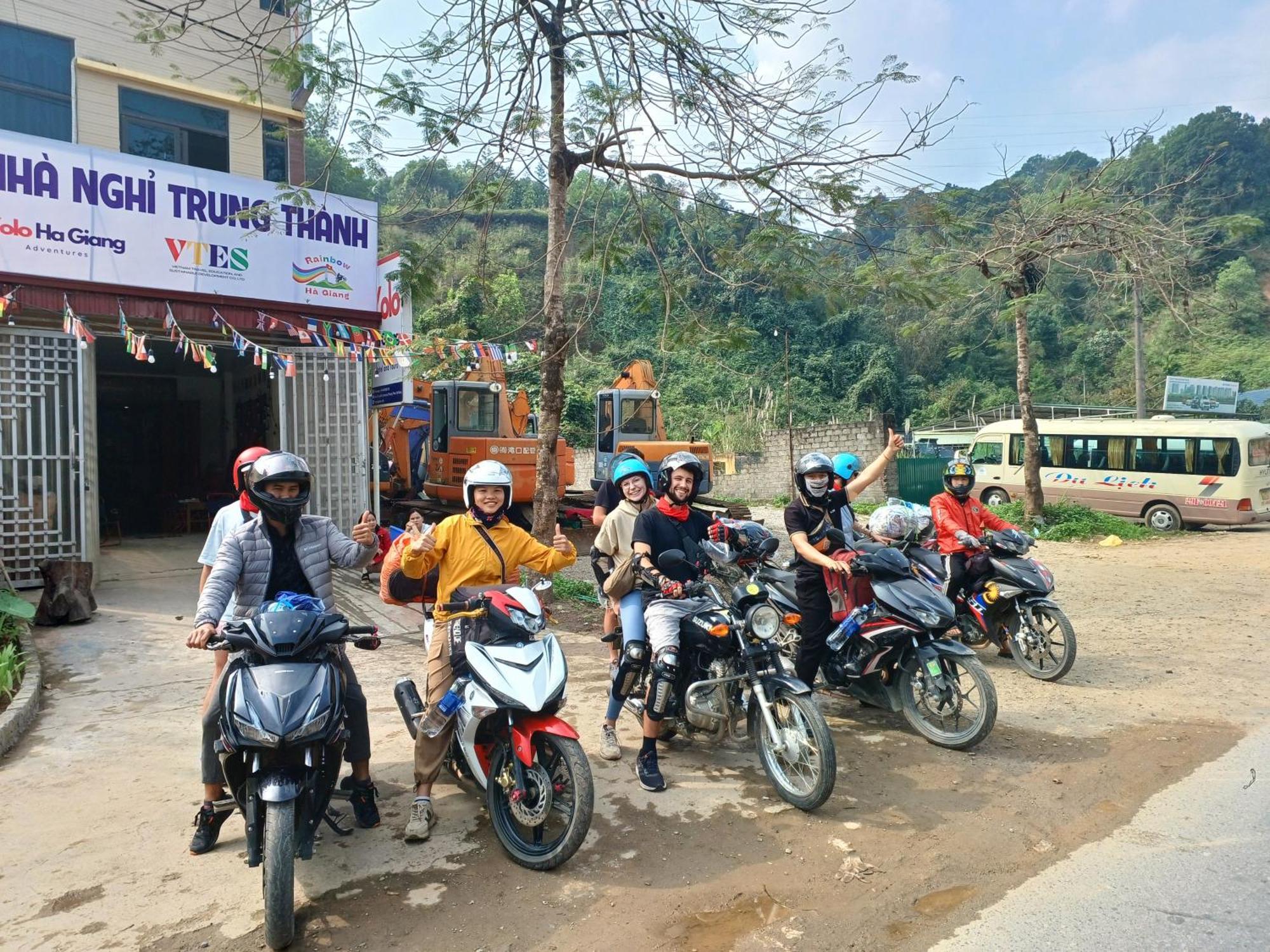 Yolo Ha Giang Adventures, Motorbike And Loop Tours Hotell Exteriör bild