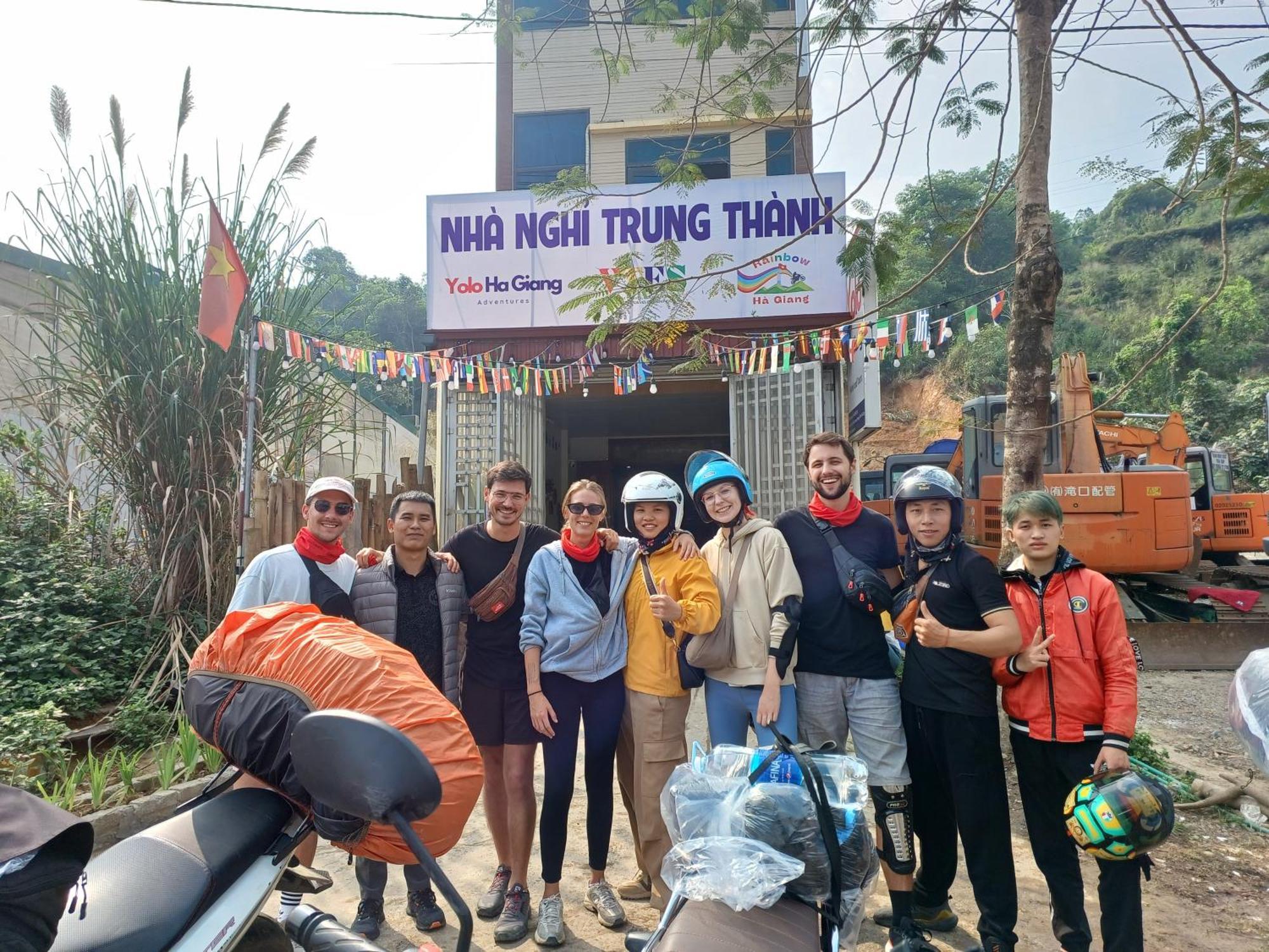 Yolo Ha Giang Adventures, Motorbike And Loop Tours Hotell Exteriör bild