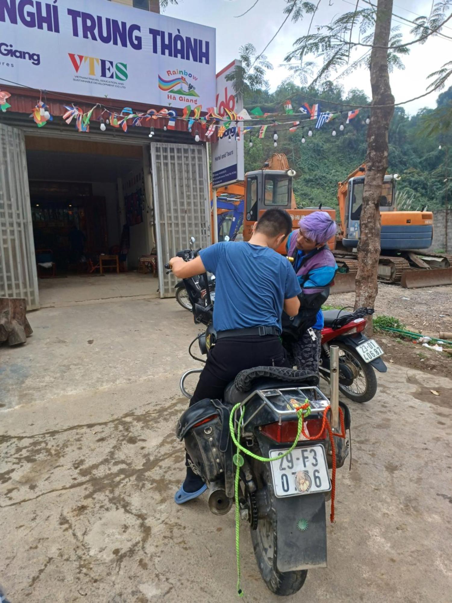 Yolo Ha Giang Adventures, Motorbike And Loop Tours Hotell Exteriör bild
