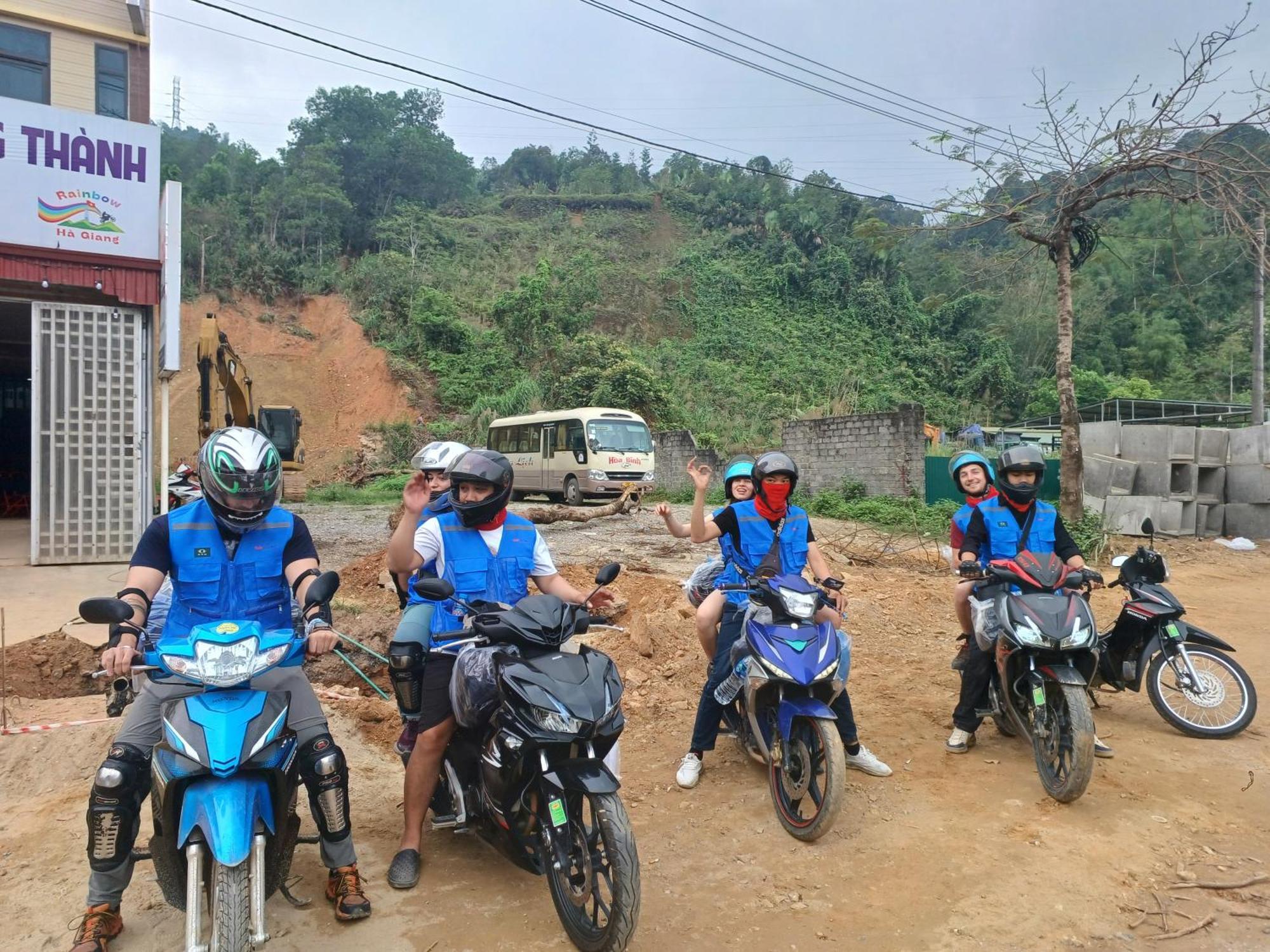Yolo Ha Giang Adventures, Motorbike And Loop Tours Hotell Exteriör bild