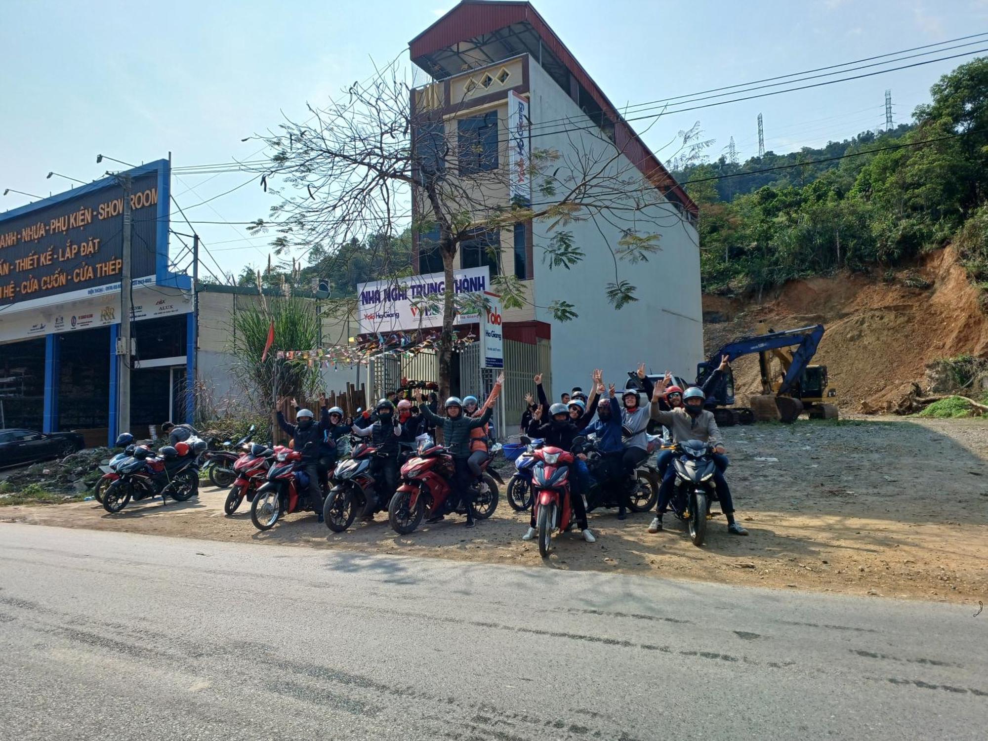 Yolo Ha Giang Adventures, Motorbike And Loop Tours Hotell Exteriör bild