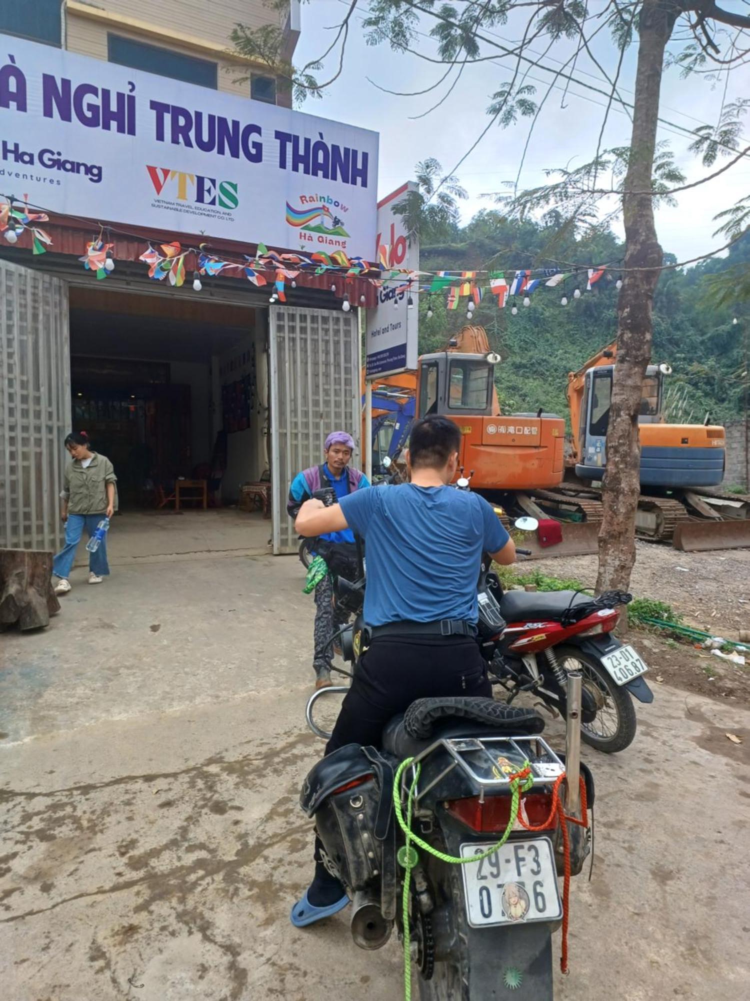 Yolo Ha Giang Adventures, Motorbike And Loop Tours Hotell Exteriör bild