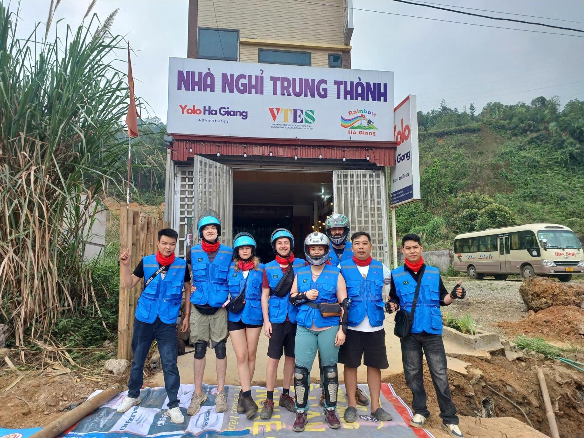 Yolo Ha Giang Adventures, Motorbike And Loop Tours Hotell Exteriör bild