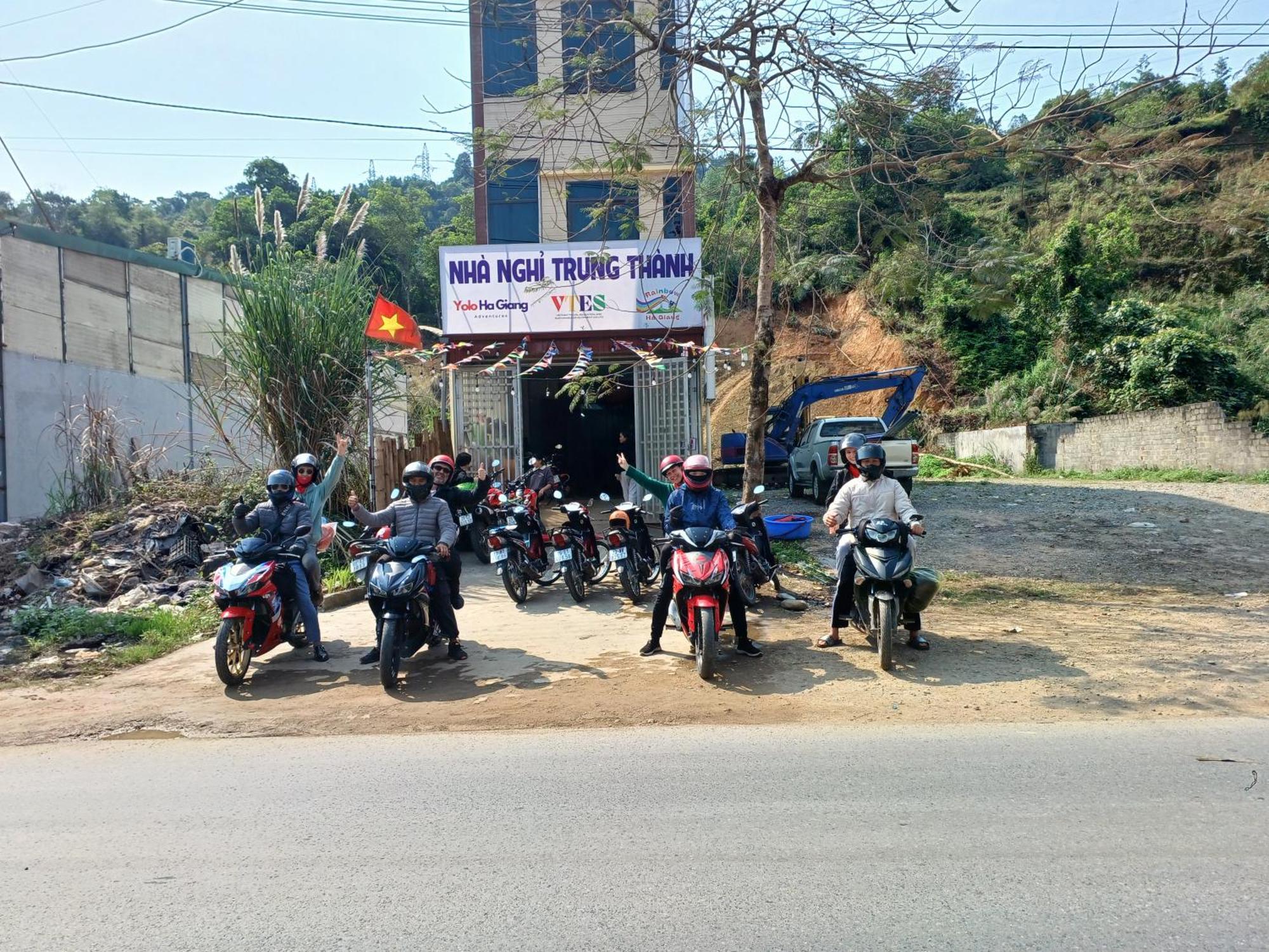 Yolo Ha Giang Adventures, Motorbike And Loop Tours Hotell Exteriör bild
