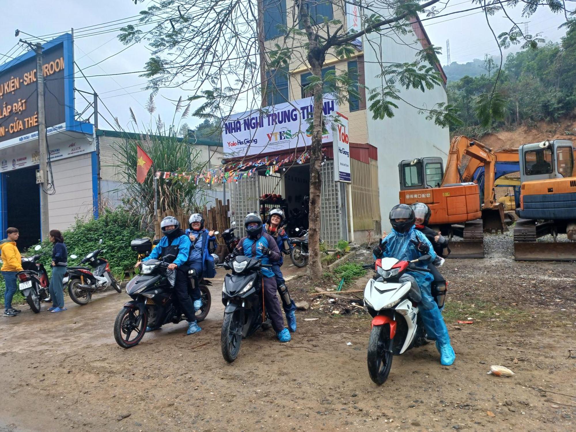 Yolo Ha Giang Adventures, Motorbike And Loop Tours Hotell Exteriör bild